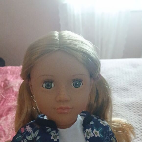 Stylish Doll Set with Pink and Multicolor Outfits - Picture 5 of 6